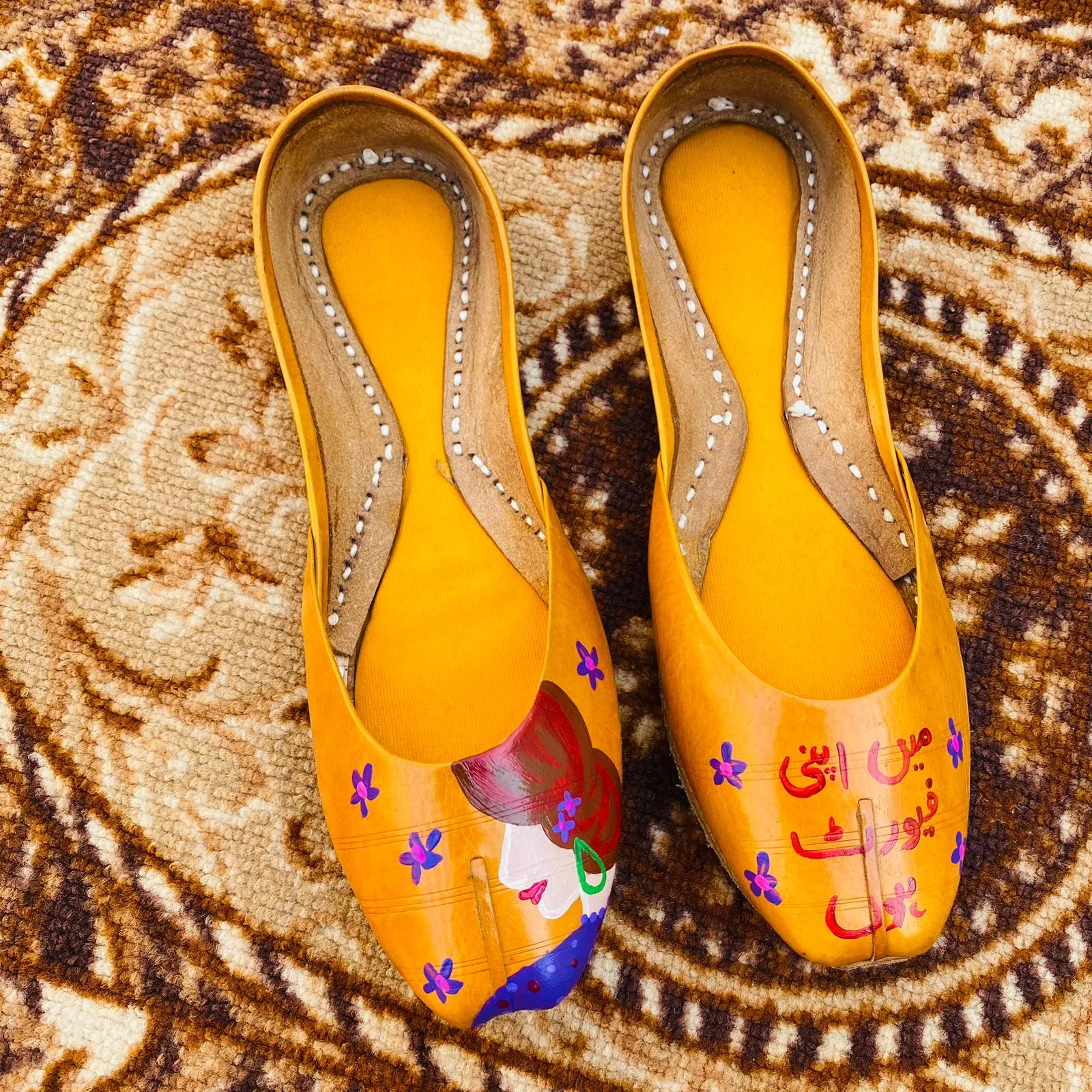 Main Apni Favourite Hoon - Hand Painted Khussa (Pure Leather)